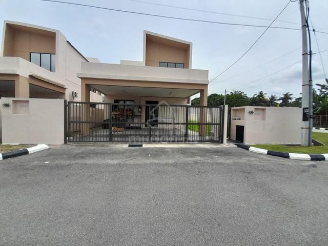 Corner Lot Banglo La Casa Lunas 1