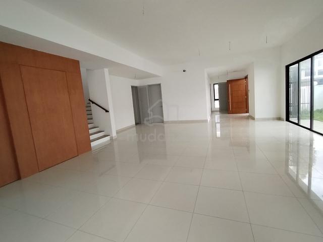 Semi D Villa Brand New Unit Large Built Up 1