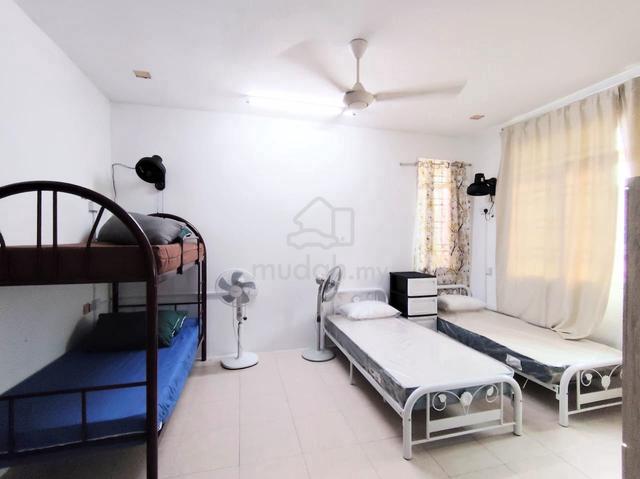 Bilik MASTER : 4 Katil FULLY FURNISHED ✅ PRIVATE Toilet & FREE WiFi 🔥 1