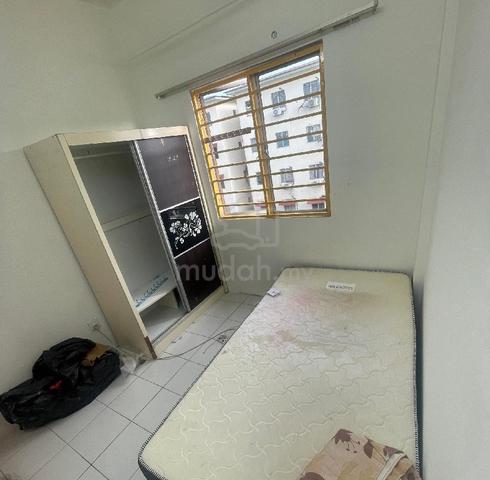 Medium room for rent 1