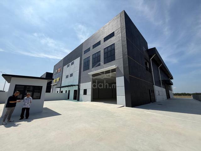 Kapar KiiP type Kb3 factory semi-D with extra 63ft big land for rent 1