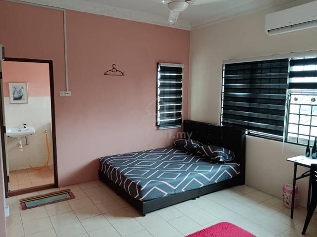 S2 Spacious Master Bedroom with Private Bathroom,Aircond NEAR SENDAYAN 1