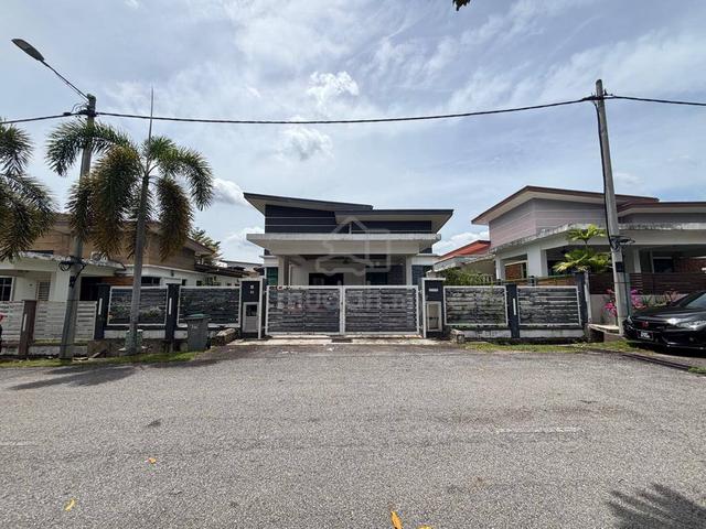 [Depan surau] Banglo setingkat Taman Paya Rumput Perdana Cheng 1