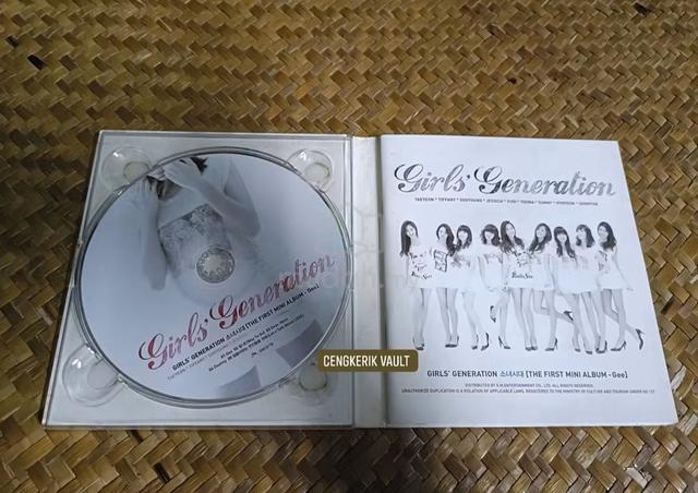 Girls' Generation (SNSD) - The 1st Mini Album - photo 3 of 4