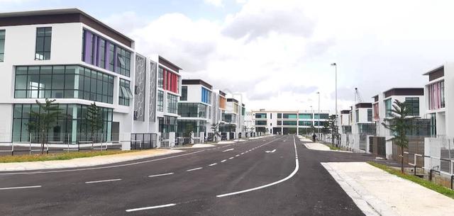 3 Storey Showroom (6% ROI Rental Yield / 6% 租金收益率) Bintawa, Kuching 2