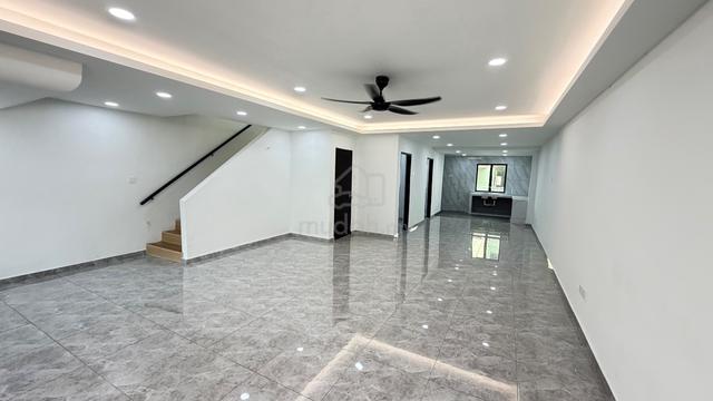 10-15 Min To Ciq | Permas Jaya | 22’ x 75’ | 5 Bed 3 Bath 1