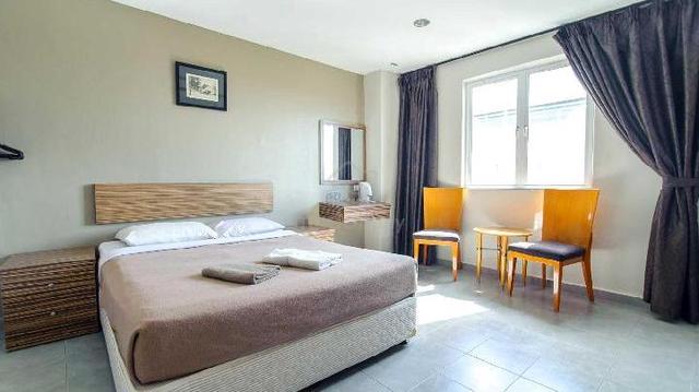Corner 4 Storey Budget Hotel With 16 Rooms Plaza Mahkota, Melaka 1