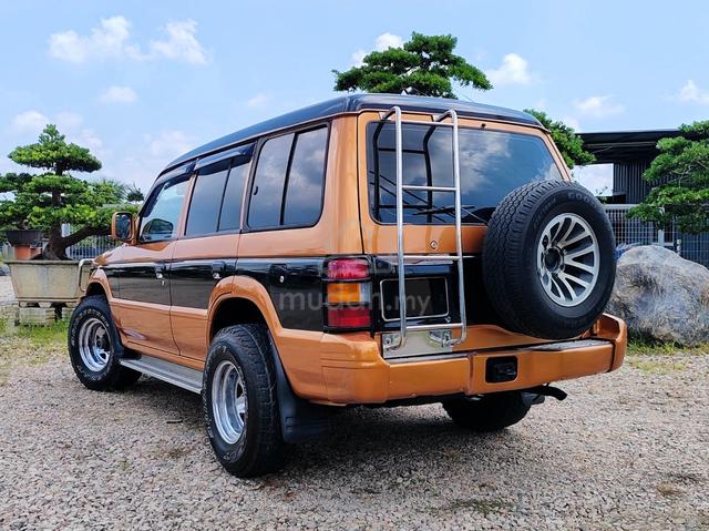 Mitsubishi PAJERO 2.4 MT V31 Petrol Fuel Injection - 2