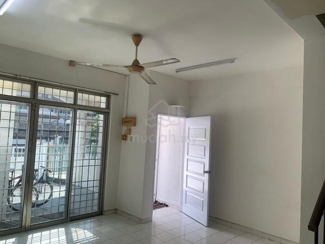 1.5 Sty Townhouse, Ground floor Corner unit 1
