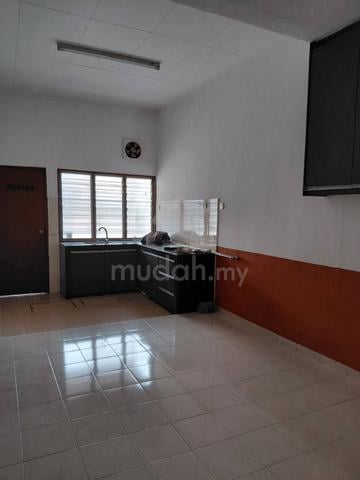 1 storey house with aircon, kitchen cabinet, 7 mins to LRT Johan Setia 1