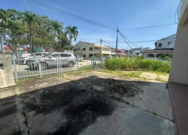 [Freehold Corner] Double storey with Huge Land Kampung Lapan 1