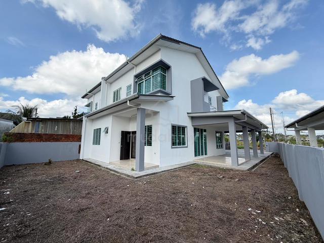 Uni central double storey semi detached facing garden for sale 1