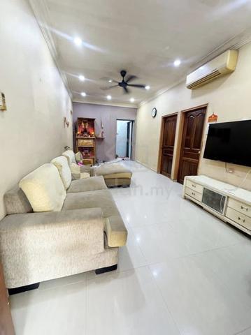 SINGLE storey house @ Jalan Teratai, Johor JAYA. Fully Extended 1