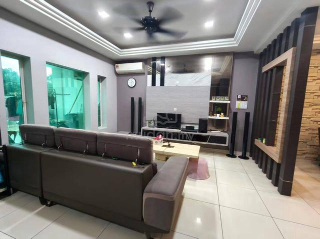 Double storey house for sales at Pekan Nanas 1