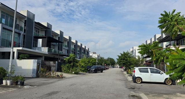 3 Storey 7R7B For Rent, Bangi Avenue, Spacious Family Home 1