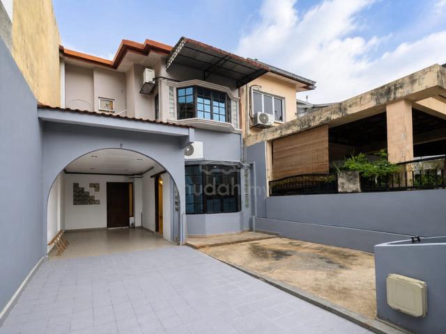 TERMURAH RUMAH 2 TiNGKAT SEKSYEN 8 SHAH ALAM , BARU REFURBISH, CANTIK 1
