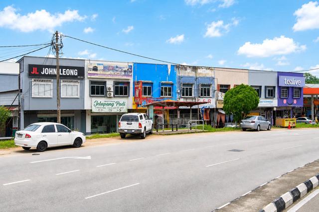 1st Floor Office Sungai Buloh with 2 Partition Rooms Facing Mian Road 1