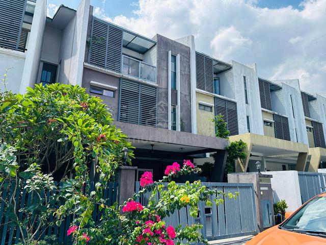RENOVATED FACING GOLF VIEW3 Storey SUPERLINK Laman Glenmarie Shah Alam 1
