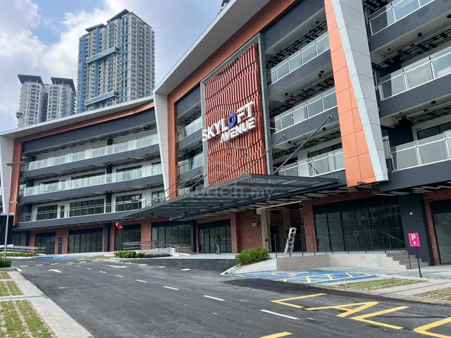 Facing Road Bigger unit at Skyloft Avenue Puchong For Rent 1