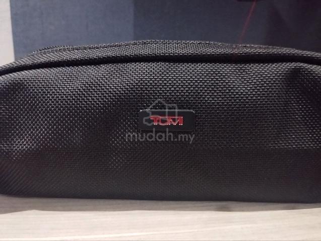 Tumi cord clearance pouch