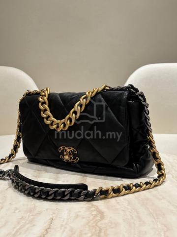 Chanel 19 Flap Shoulder Bag in Black Lambskin - photo 3 of 4