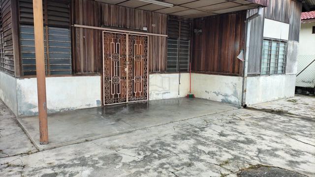Pekan Jenjarom Ancient & Memory Wooden House for sale 1