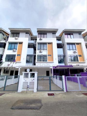 [NON BUMI] Lake View Homes LUXURY Ground Floor Townhouse, Puchong 1