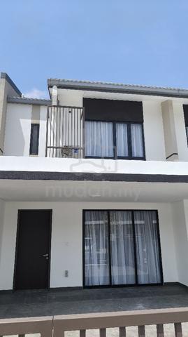 Beautifully fitted & ready to Move In - Intermediate 2 Storey Terrace  1