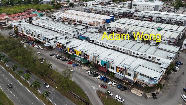 FACING MAINROAD BIG CORRIDOR Ground Floor Shoplot Bandar Laguna Merbok 1
