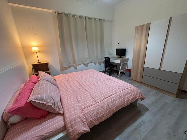 A fully furnished Master Room with attached bathroom to let 1