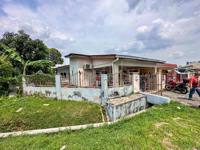 Corner Lot Single Storey in Seksyen 51A, Petaling Jaya - Facing Open 1