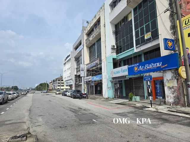 Facing Mainroad Port Klang 4.5 Storey Shoplot For Sale 1