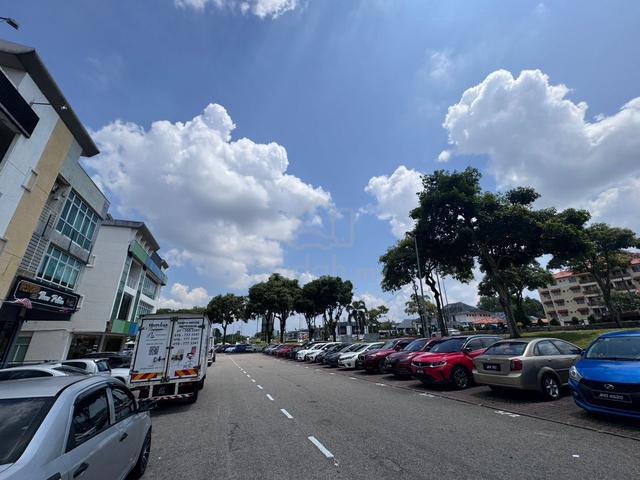 3.5 Storey Shoplot @ Taman Molek Facing Main Road 1