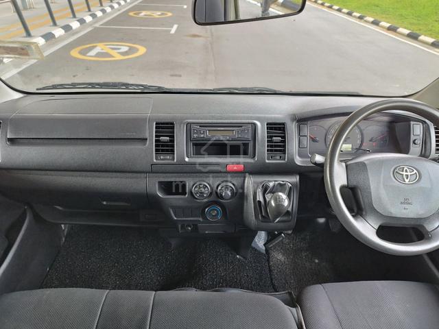 2015 Toyota Hiace 2.5 (M) Window Van 14 Seat - 4