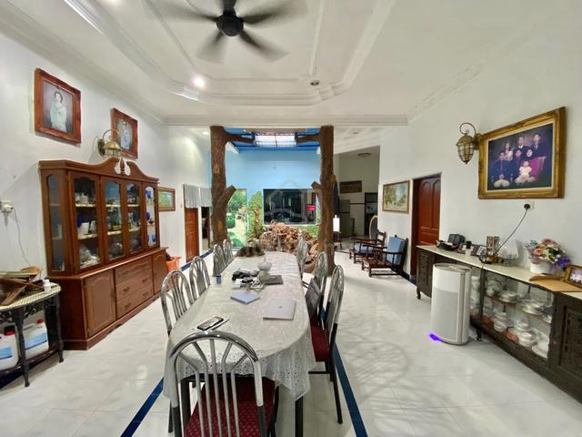 Fully Renovated, Bungalow Kampung Istana, Batu Pahat For Sale 5