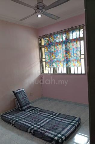 Medium& small Room to let K.Kemuning (double storey) 1