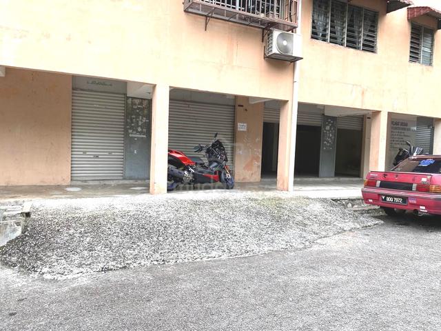Shop Lot Pangsapuri Putra Permai D, Bandar Putra Permai,Seri Kembangan 1