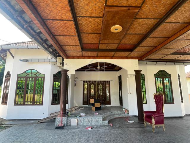 Banglo Comel Padang Mengkali,Peringat,KB 1