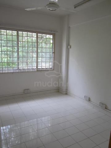 Iris Apartment (Taman Desa) 1