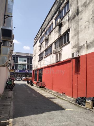 3 story endlot shop office in jln seri putra 1/4 seri putra for sale 1