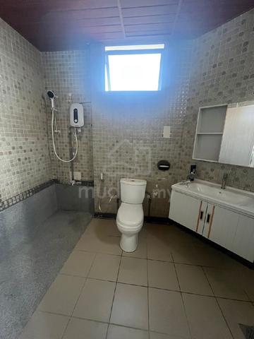 master bedroom own bathroom  4