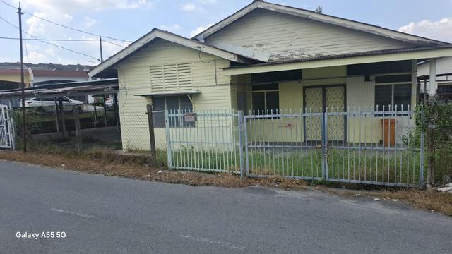 Wooden ancient Banglo house for Sale @ Semenyih New Village 1