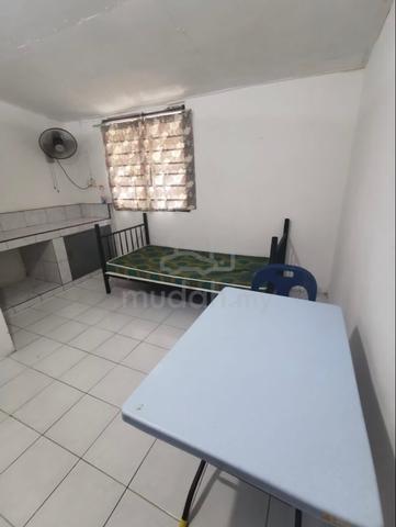 Room for rent near financial park 1