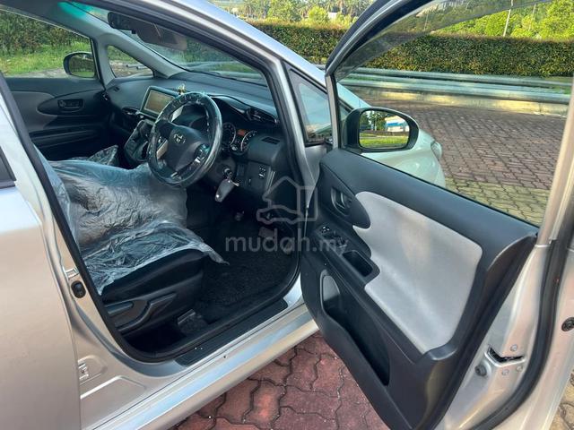 2011 Toyota WISH 2.0 G (A) - 4