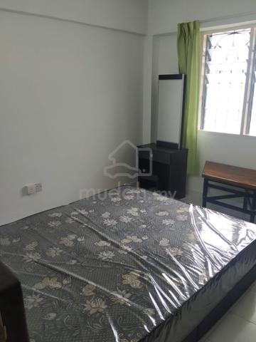 Middle Room for rent (MRT/LRT MALURI) 1
