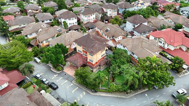 CORNER LOT BUNGALOW KEMENSAH HEIGHT 2.5 STOREY|FREEHOLD OPEN Title 1
