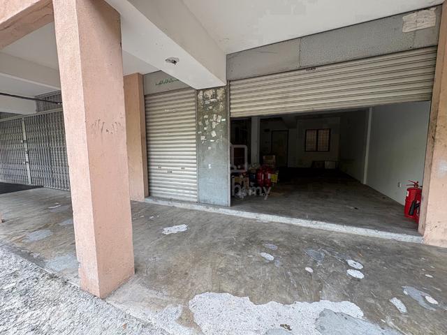Small Shop Pangsapuri Putra Permai D, Bandar Putra Permai Behind Mc D 1