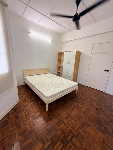 Puchong Utama master bedroom only for female 1
