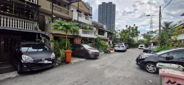 Bargain Priced 3 Storey PJS 6 Bandar Sunway ! 1