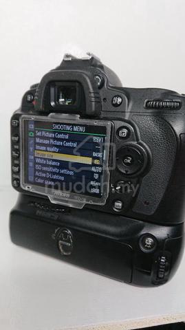 Nikon D90 DSLR Camera Kit Battery Grip Accessories - photo 4 of 6